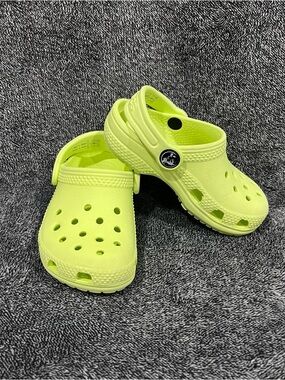 Crocs toddler neon green yellow size 7 Unisex